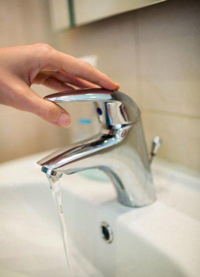 厨房和卫生间能用一个热水器吗