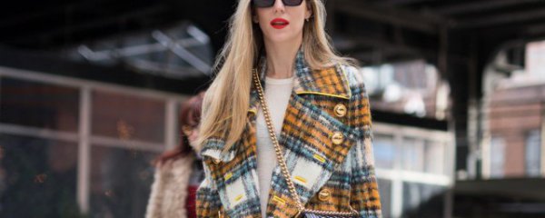 怎样挑选蓝色羊绒大衣颜色