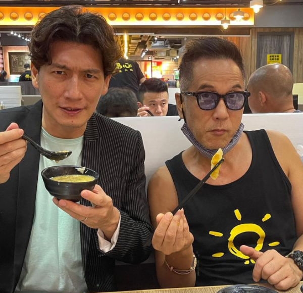 陈启泰近照头发花白变化大