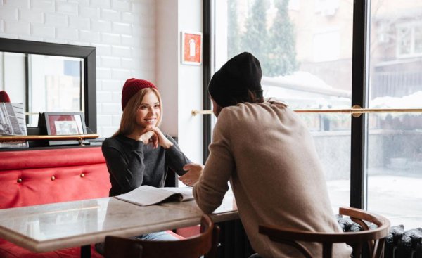 晚上和对象聊什么能吸引她