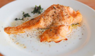 三文鱼吃不完可以第二天吃吗 三文鱼吃不完可以放第二天吗