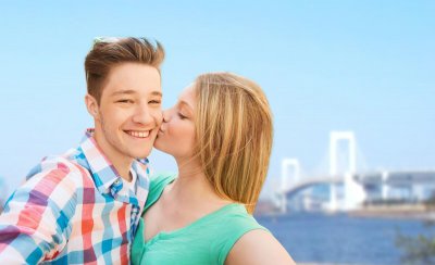 亲吻时伸舌头什么意思 为什么男女接吻时总爱伸舌头