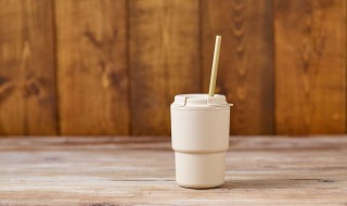 塑料杯可以装牛奶吗 可以用塑料杯装牛奶吗