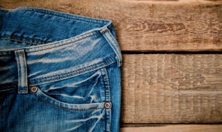 红色裤子配什么颜色最搭 如何搭配红色裤子