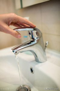 厨房和卫生间能用一个热水器吗 同时使用燃气热水器可以吗