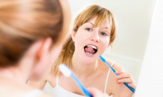 使用漱口水是先刷牙还是后刷牙 先刷牙还是先用漱口水