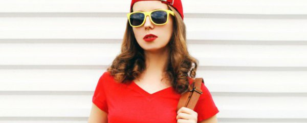 红色上衣配什么颜色裙子好看