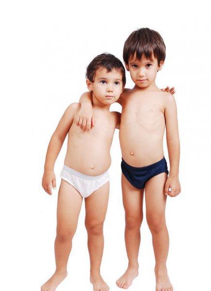 小女孩是穿平角裤好还是三角裤好