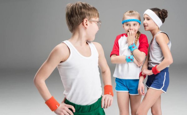 小女孩是穿平角裤好还是三角裤好