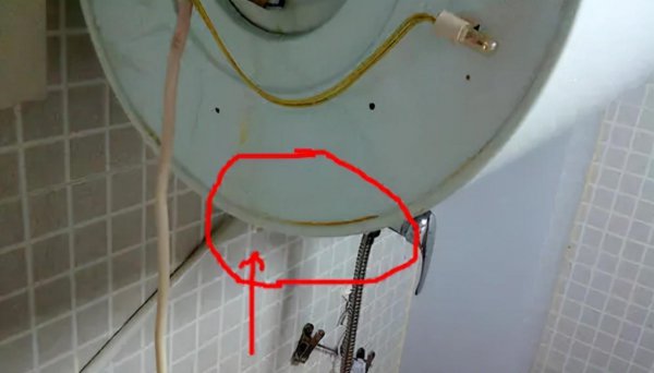 电热水器一侧盖子缝隙处漏水
