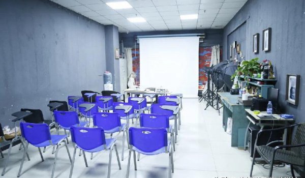 学美容是在学校好还是店里好