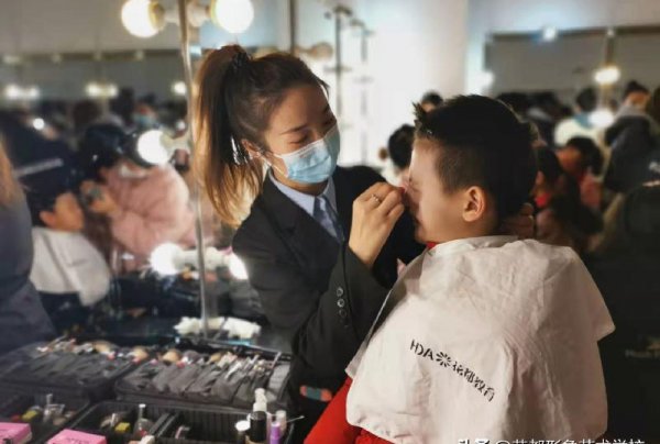 学美容是在学校好还是店里好