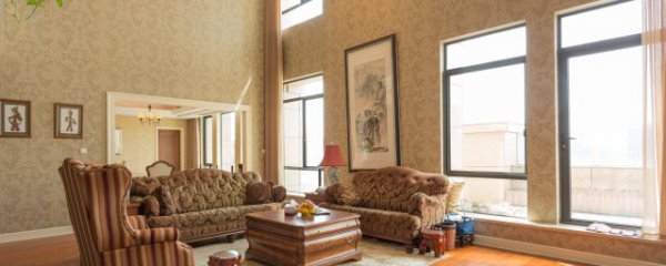 房间物品摆放客厅中间好不好