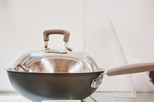 不锈钢锅内壁变黑有毒吗