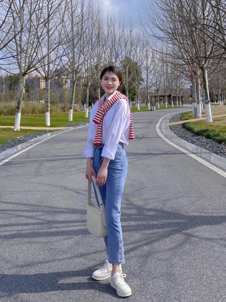 白衬衫配什么裤子好看