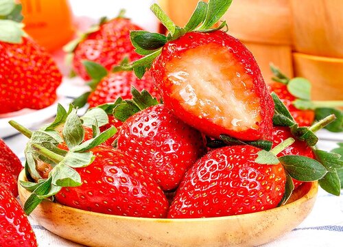 草莓又大又丑是不是打激素了