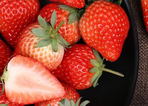 草莓又大又丑是不是打激素了