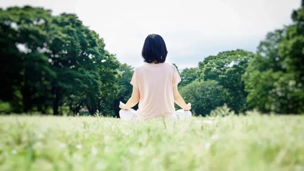 两个人吸引因为有磁场