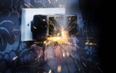 插头插的时候有火花怎么处理 充电插头火花闪了一下能用吗