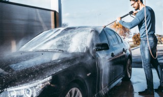 汽车雨垢清洗方法 车上雨渍怎么能洗掉