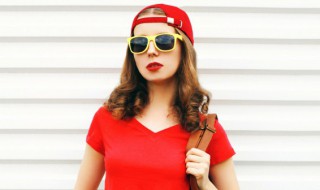 红色上衣配什么颜色裙子好看 红色上衣配哪些颜色裙子好看