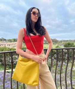 抹胸内衣外面怎么穿 女生抹胸内衣外穿的搭配方式