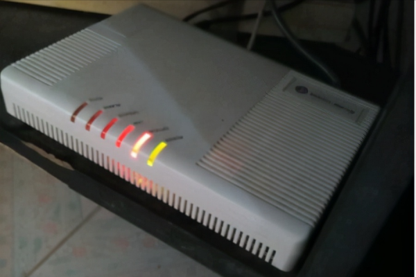 光纤亮红灯一闪一闪怎么回事