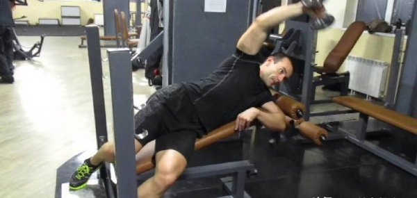 练肩的健身器材有哪些