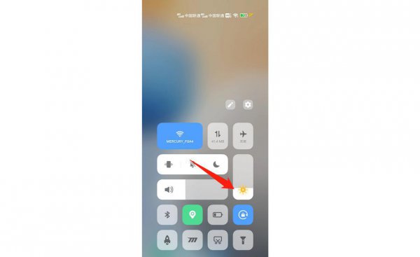 手机亮度没变但是暗了