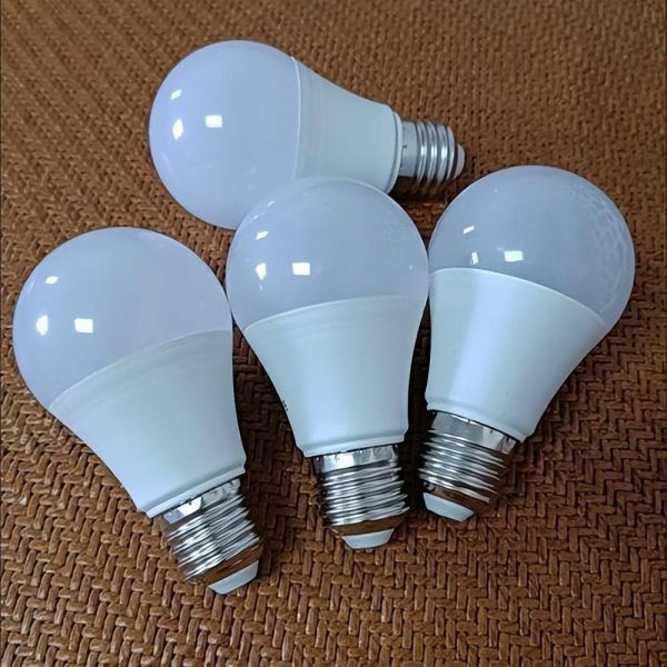 灯泡关了还一直暗亮怎么处理