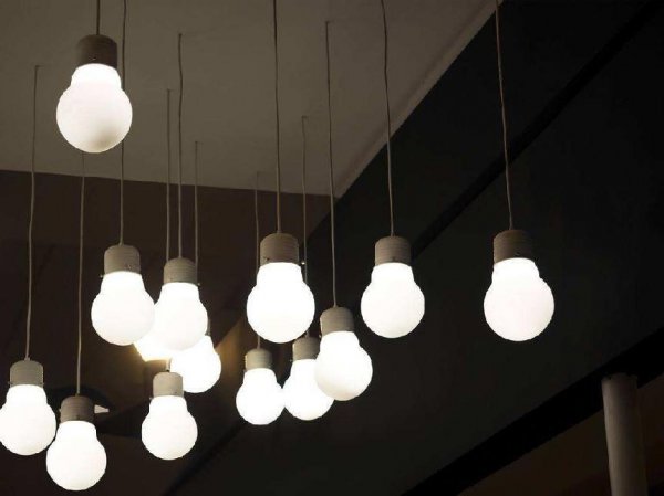 灯泡关了还一直暗亮怎么处理