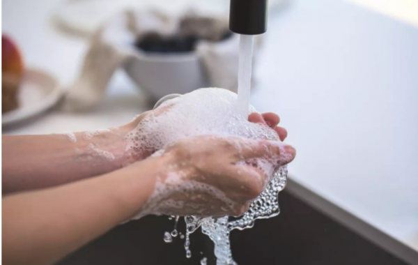 不用洗面奶只用清水洗脸好吗