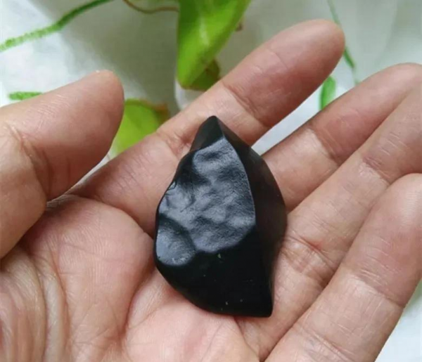 金曜石和彩虹眼黑曜石哪个好