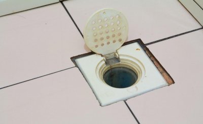 卫生间地漏反臭怎么处理 卫生间臭气最有效的解决办法