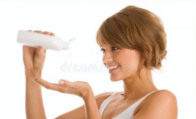 身体乳可以擦脸吗 身体乳涂在脸上有什么影响吗