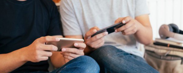 手机缝隙灰尘怎么清理