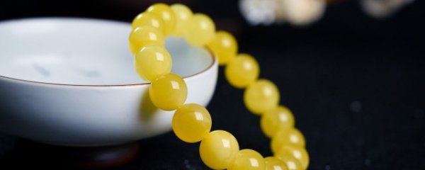 女人佩戴蜜蜡有什么好处