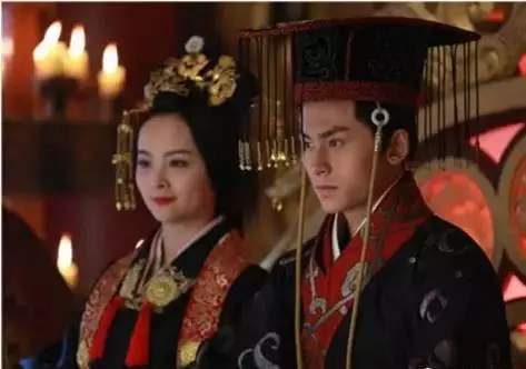 东汉时期谁改进了造纸术