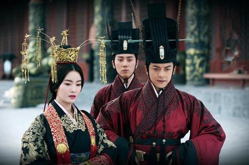 东汉时期谁改进了造纸术