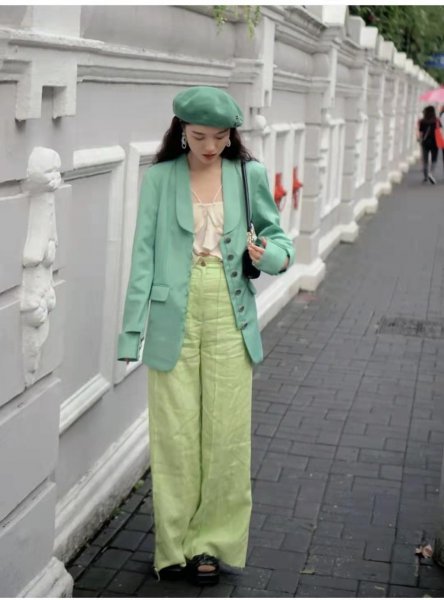 绿色裤子配什么颜色的上衣好看