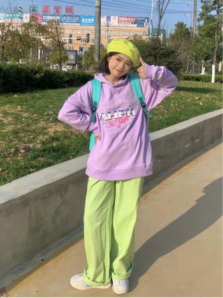 绿色裤子配什么颜色的上衣好看