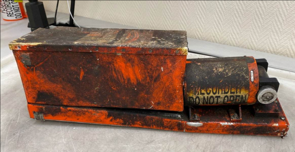 飞机上的黑匣子是什么颜色