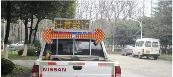 两个箭头是什么车品牌