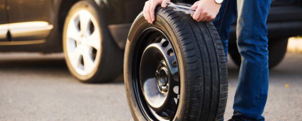 世界上最早的轮胎是什么颜色的