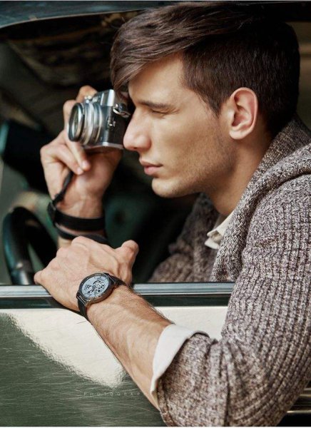 男人戴手表戴哪只手比较好看