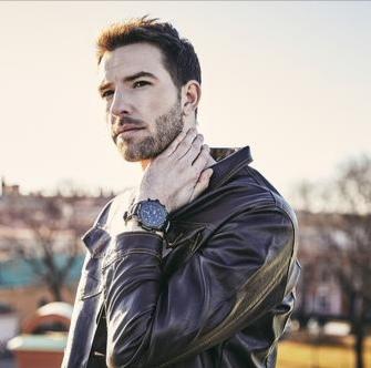 男人戴手表戴哪只手比较好看