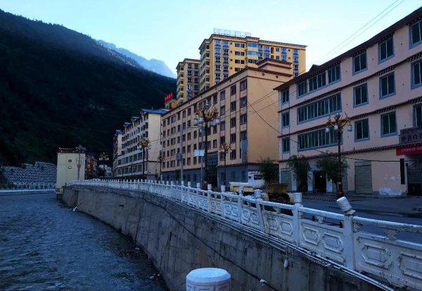 白玉县海拔多少米高