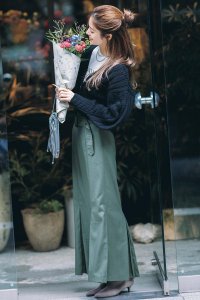 绿裙子搭配什么颜色的上衣 绿裙子怎么穿精致又时尚好看