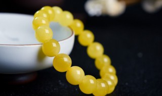 女人佩戴蜜蜡有什么好处 女人佩戴蜜蜡有哪些好处