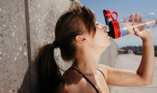 水杯上面刻什么字好 水杯上面刻什么字励志正能量